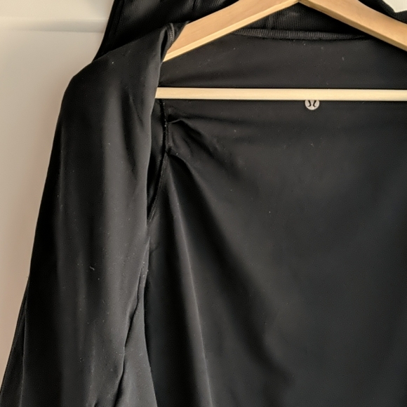 Lululemon reversible zip up, size 6, and bllack - Picture 4 of 4